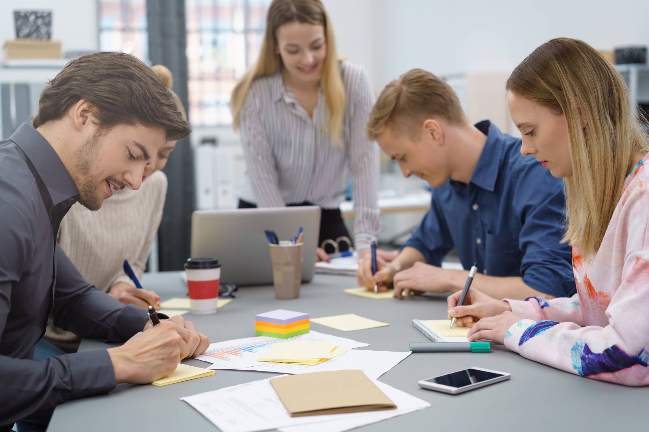 teilnehmer in einem workshop machen sich notizen